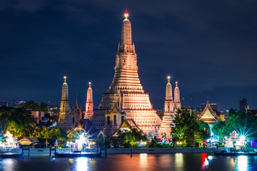Naklejka premium Świątynia Wat Arun o zmierzchu, Bangkok, Tajlandia.