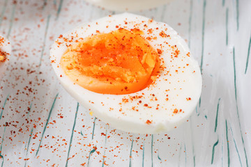 Halbes gekochtes Ei mit Paprika
