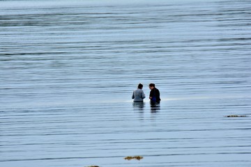 Deux femmes discutent dans l'eau en Bretagne
