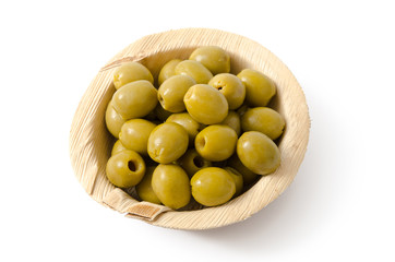 Grüne Oliven im Palmblattschälchen