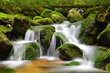 Wodospad na górskim potoku w Parku Narodowym Szumawa, Czechy