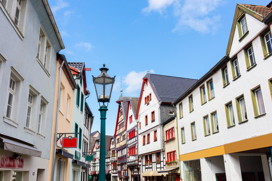 Bad M&uuml;nstereifel / historische Strasse mit alter Laterne / historisches Fachwerk / Denkmalschutz