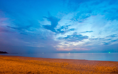 Fototapeta na wymiar Twilight cloudy sky at beach