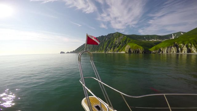 Морское сафари путешествие у берегов Камчатки. Тихий океан.