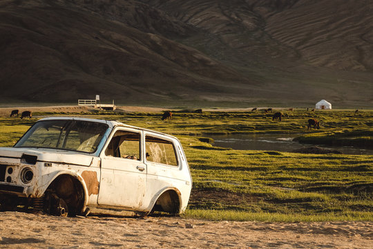 bulunkul abandonned car pamir road