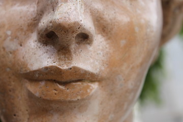 Detalle de rostro en escultura