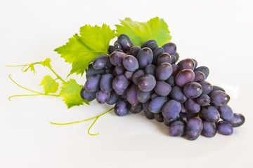 RIPE VINE CLUSTER WITH LEAVES