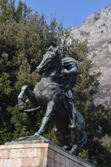 Fototapeta premium Au Nord de Tirana, dans la ville montagneuse de Kruja, statue de SKanderbeg, héros national albanais