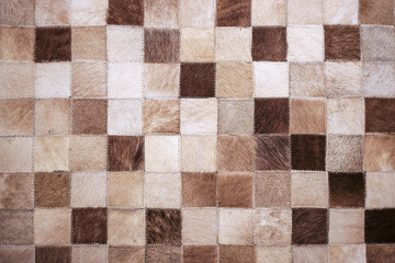 verschiedene Arten von Fell zusammengenäht zu einem Teppich