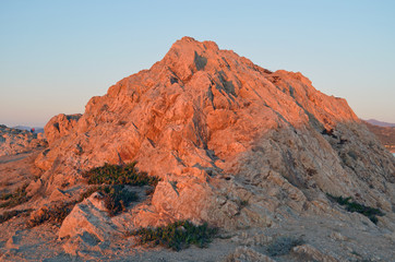 Mare, roccia, orizzonte. Ferie, relax, tramonto e scogliere. Corsica e Francia sul mare.