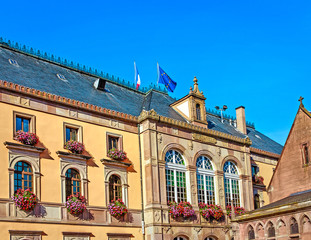 Fototapeta na wymiar Neorenaissance-Stil malerisches Rathaus am Markplatz in Obernai, nahe Straßburg, Elsass