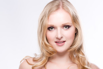 Portrait einer hübschen blonden jungen Frau vor weissem Hintergrund
