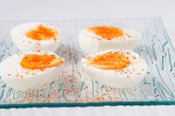 Vier halbe gekochte Eier