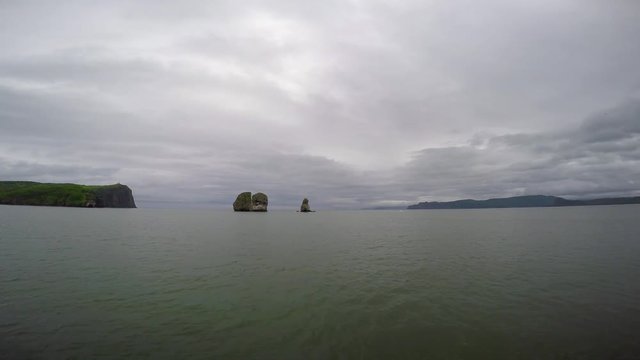 Морское сафари путешествие у берегов полуострова Камчатка. Острова Три Брата.