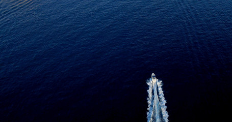 sillage de bateaux en mer, espagne © Fly_and_Dive
