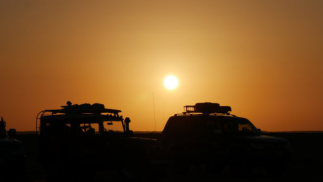 4x4 Sahara fuoristrada off-road al tramonto