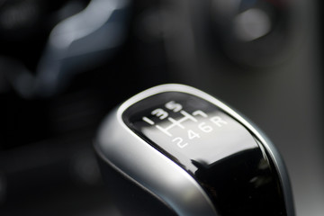 Obraz premium Ein Schaltknauf in einem Auto mit manuellem Getriebe