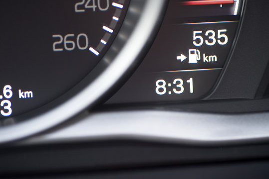 Ein Tacho und Bordcomputer in einem Auto