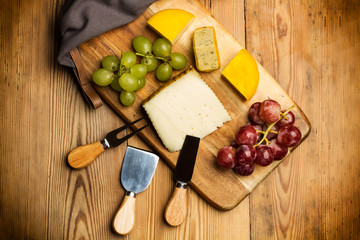 Tabla de quesos con uvas