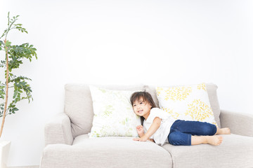 部屋で遊ぶ子ども