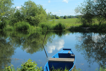 blaues Boot am Fluss