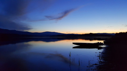 Wunderschöner Sonnenuntergang am See mit Boot