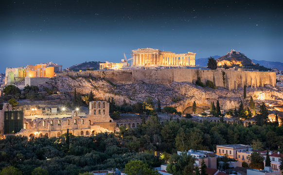 Der Parthenon Tempel auf der Akropolis von Athen am Abend in Griechenland