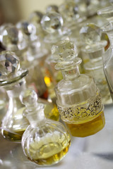Glasflakone mit Aromaöl in einer Maufaktur in Mysore - 172673327