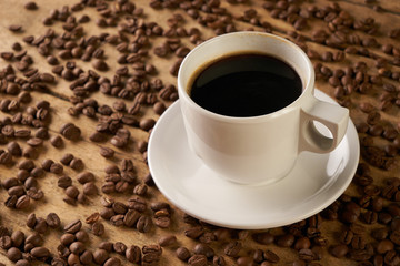 Obraz na płótnie Canvas Coffee cup and coffee beans