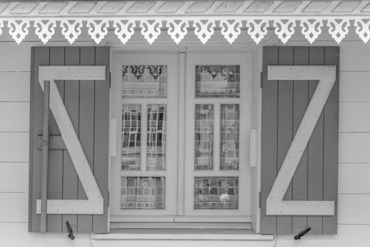  fen&ecirc;tre de villa cr&eacute;ole en noir et blanc 