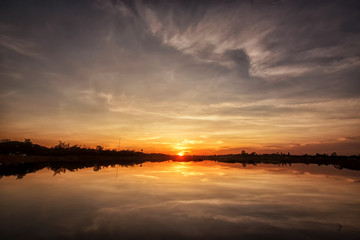 Obraz premium Sunset with reflection on the lake