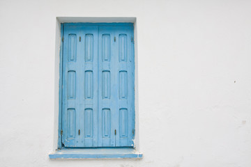 Obraz na płótnie Canvas old blue painted wooden window