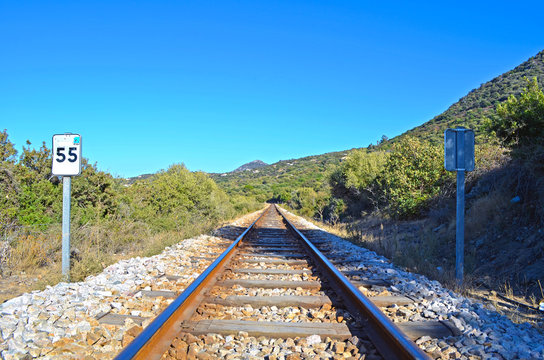 Ferrovie, binari e strade in attesa del treno in arrivo.