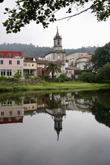Fototapeta na wymiar Arcos de Valdevez, Rio Vez, reflexo do rio