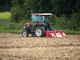 トラクターによる農作業
