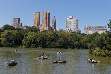 Canots sur The Lake à Central Park à Manhattan