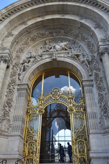 Fototapeta na wymiar Grand portail du Petit Palais à Paris, France