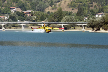 Canadair in azione presso il lago di Barrea - Villetta Barrea