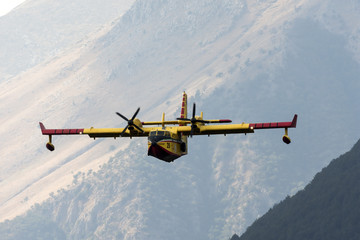 Fototapeta na wymiar Canadair durante le azioni di spegnimento incendi nel parco naturale della Majella - Lago di Barrea