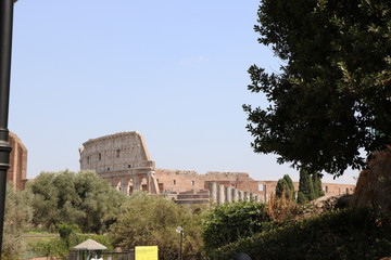 Fototapeta premium Resti archeologici dei Fori Imperiali e Colosseo. Roma Italia