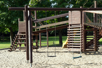 Fototapeta na wymiar Spielplatz / großer Spielplatz mit Geräten aus Holz