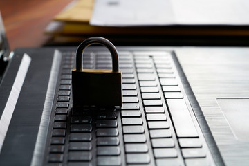 Computer-Tastatur und Vorhängeschloss als Symbol für Sicherheit im Internet