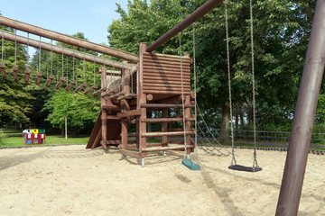 Fototapeta na wymiar Spielplatz / großer Spielplatz mit Geräten aus Holz