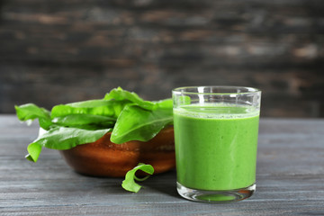 Glass of spinach smoothie on table