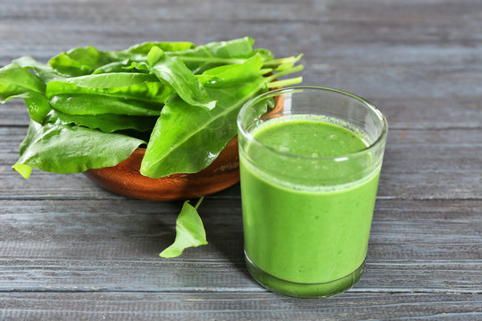 Glass of spinach smoothie on table