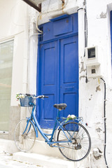 Fototapeta na wymiar blue bicycle at front door