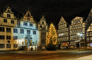 Fototapeta premium Weihnachtszeit in Hannoversch Münden mit Weihnachtsbaum vor dem Rathaus