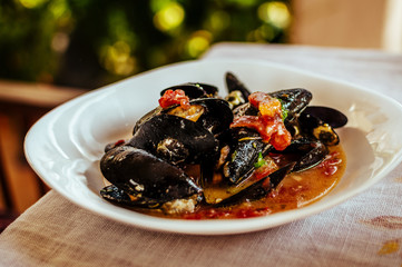 Fototapeta na wymiar Boiled mussel in a bowl.