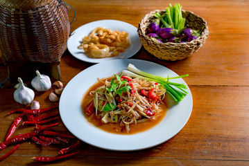 papaya saladon On a wooden desk