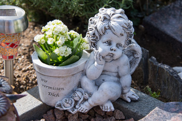 Engel mit Blumentopf und Spruch
